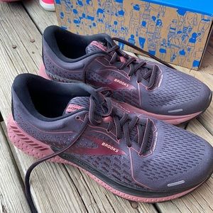 Brand new Brook Adrenaline GTS 21, size 10.5